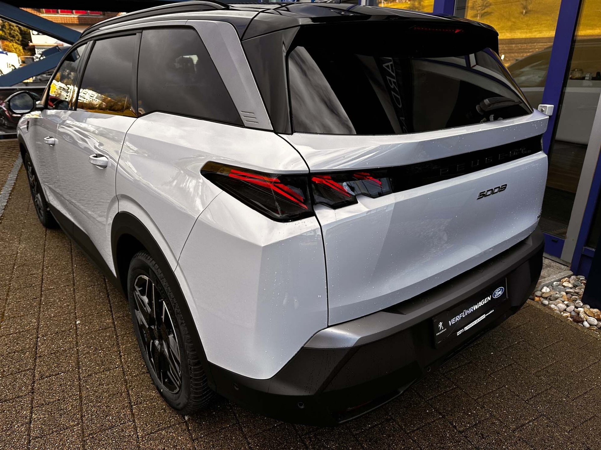 PEUGEOT 5008 1.2 Hybrid GT-image-3