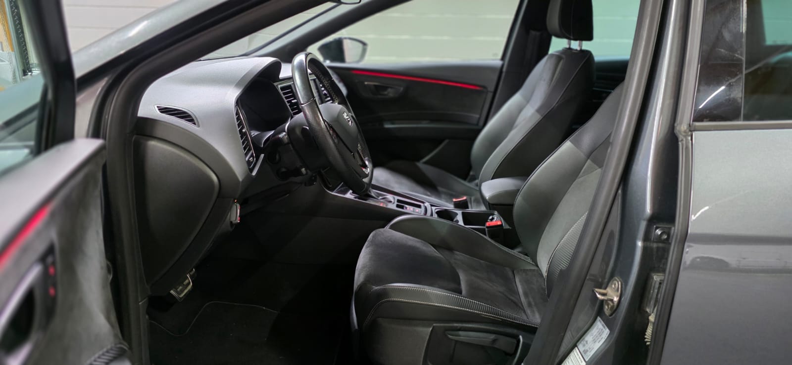 SEAT Leon ST 2.0 TSI Cupra 300 4 Drive DSG *CH-Fahrzeug*-image-8