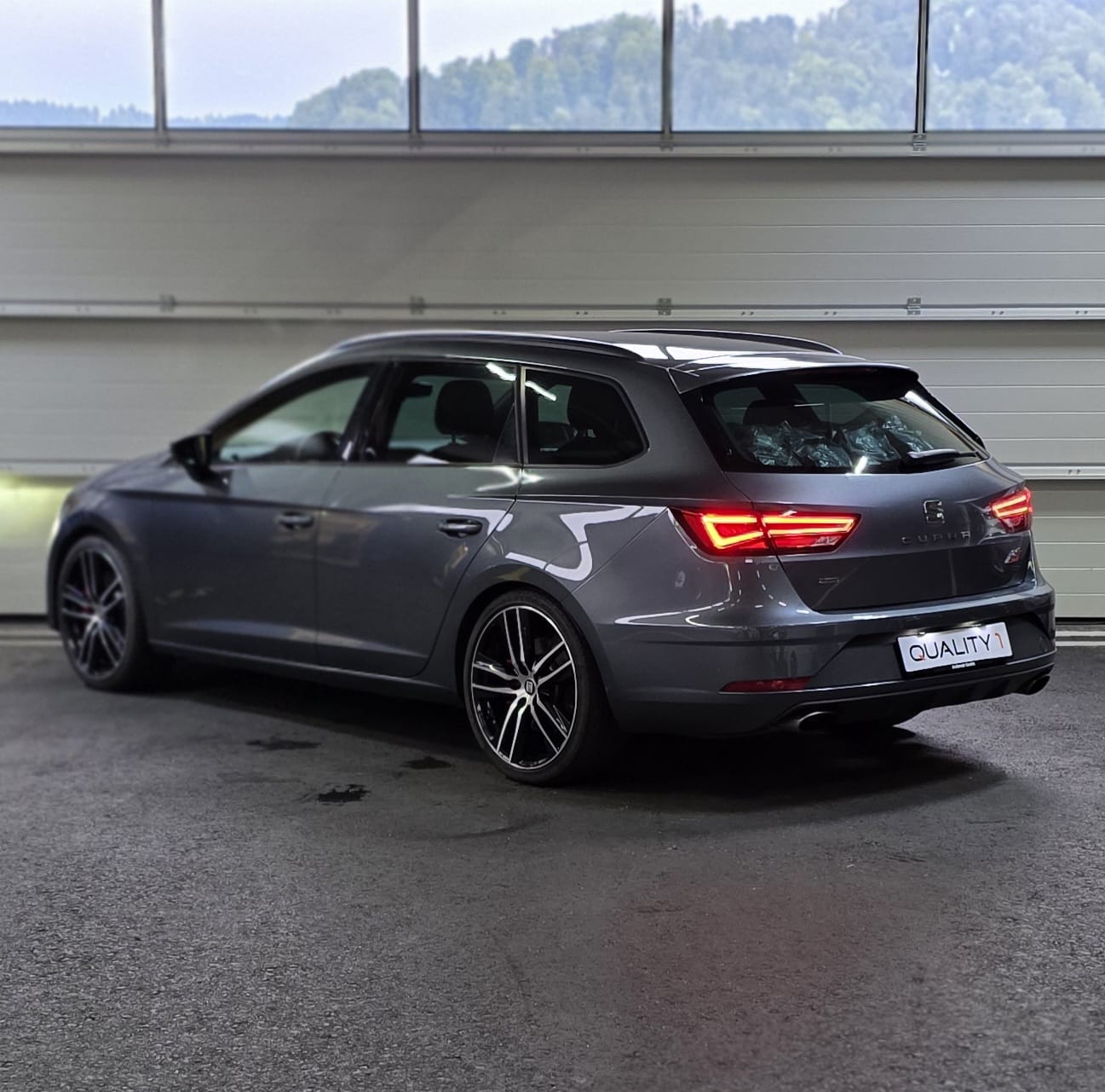 SEAT Leon ST 2.0 TSI Cupra 300 4 Drive DSG *CH-Fahrzeug*-image-2