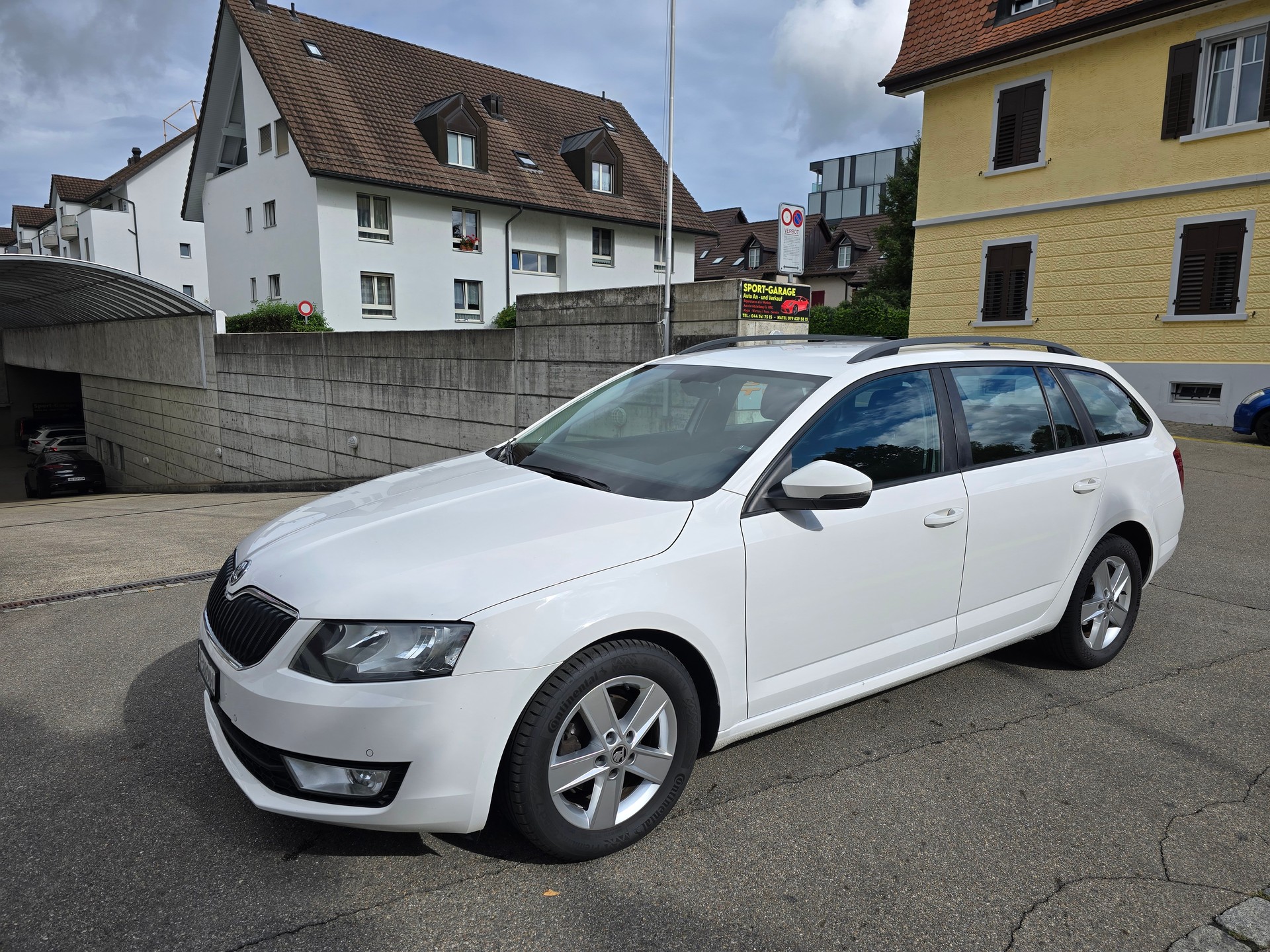 SKODA Octavia Combi 1.6 TDI Ambition DSG-image-0