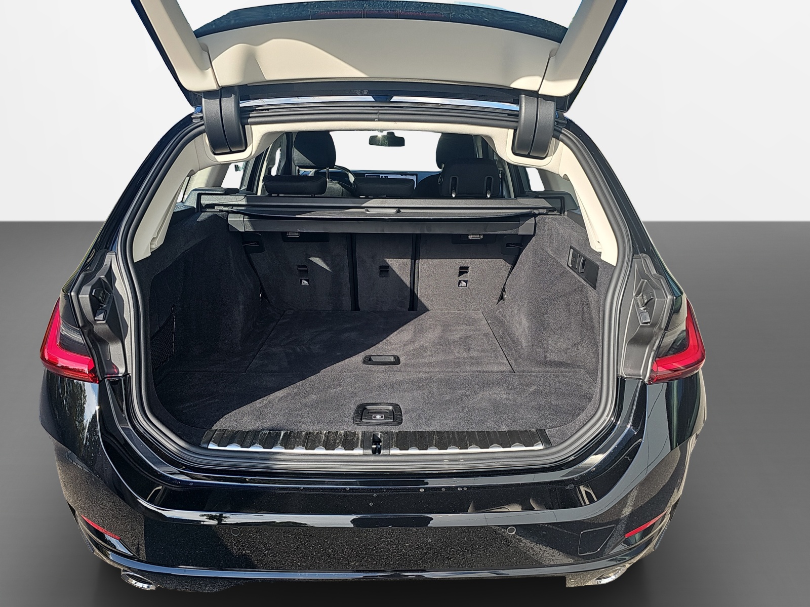BMW 318i Touring-image-15