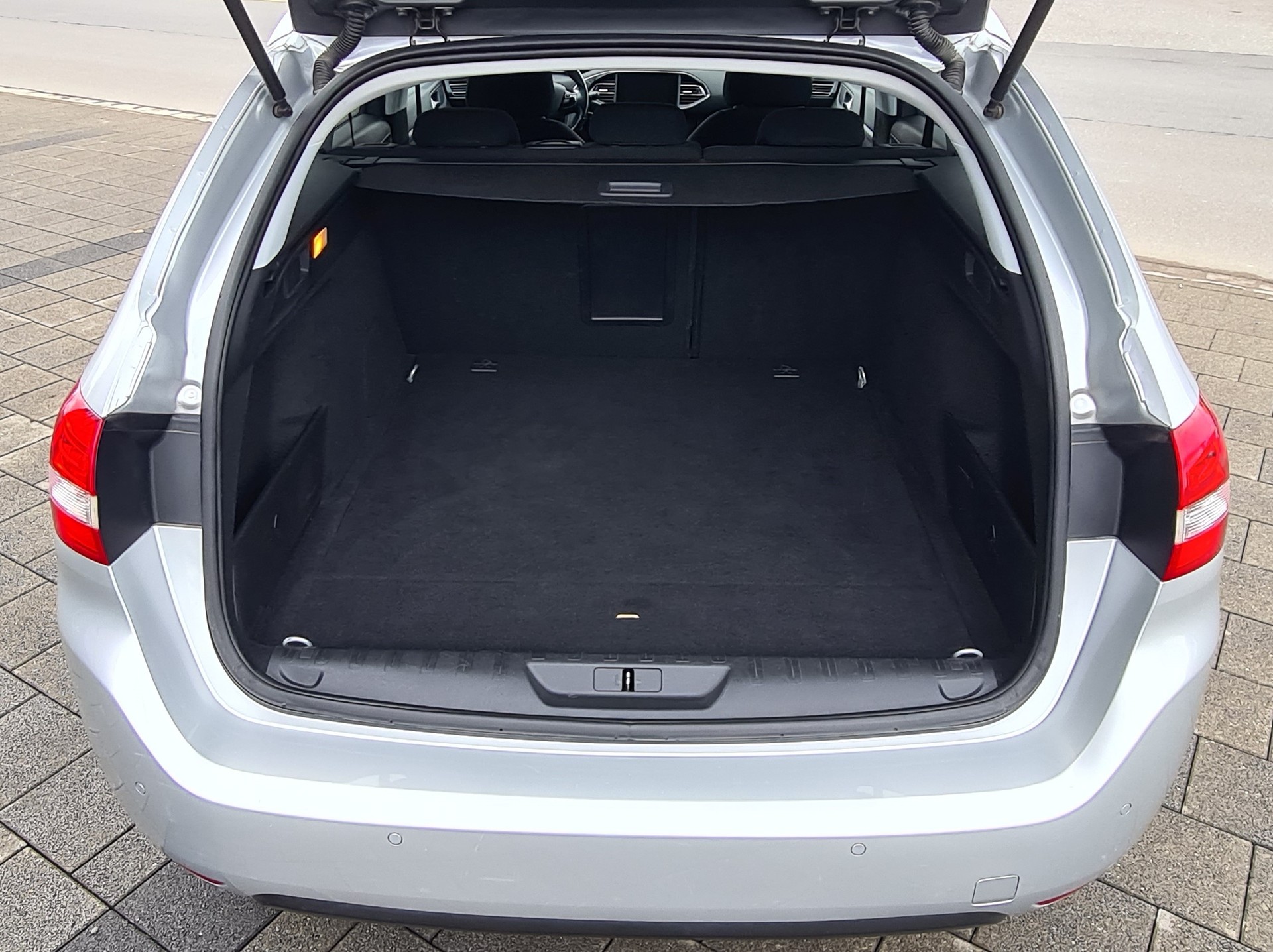PEUGEOT 308 SW 1.2 THP Style Automatic-image-12