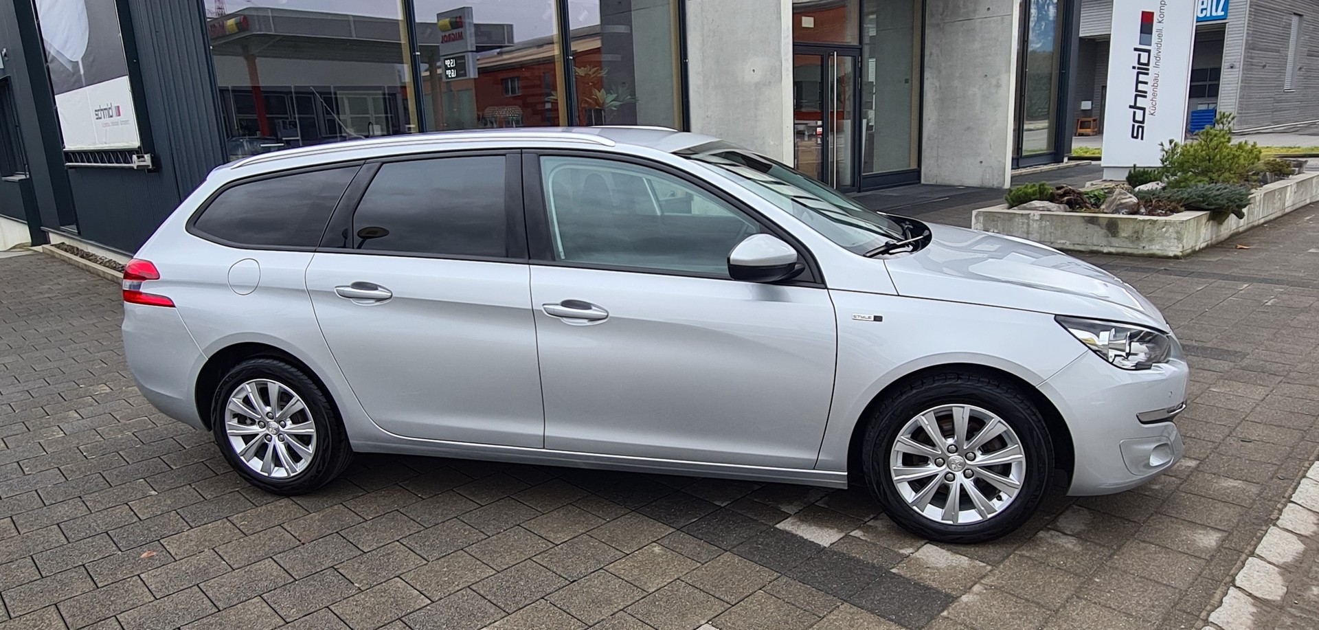 PEUGEOT 308 SW 1.2 THP Style Automatic-image-2