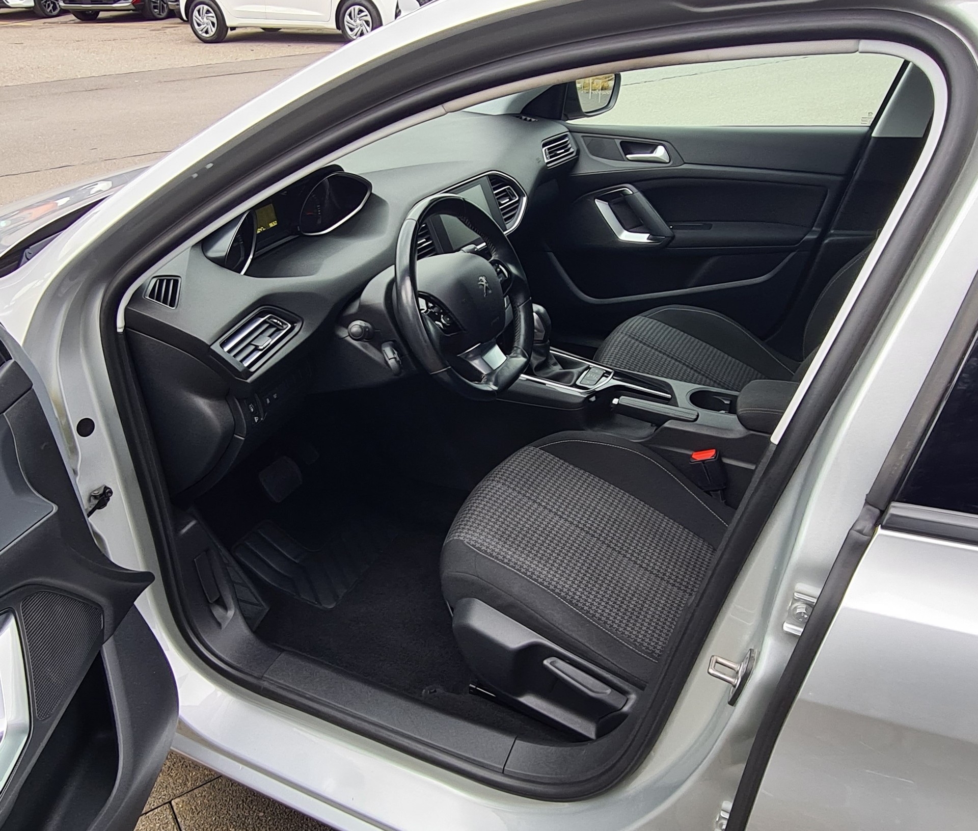 PEUGEOT 308 SW 1.2 THP Style Automatic-image-9
