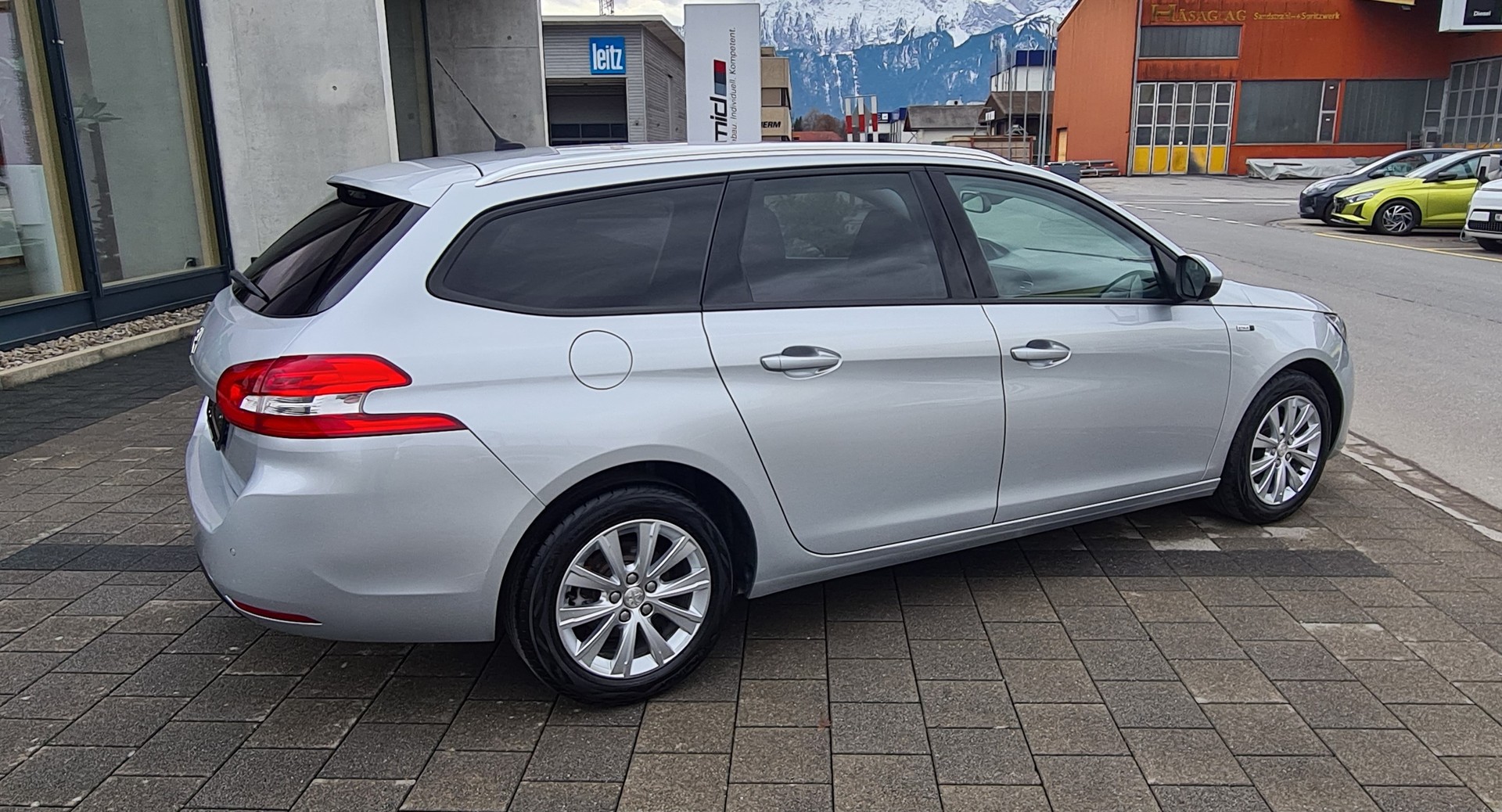 PEUGEOT 308 SW 1.2 THP Style Automatic-image-3