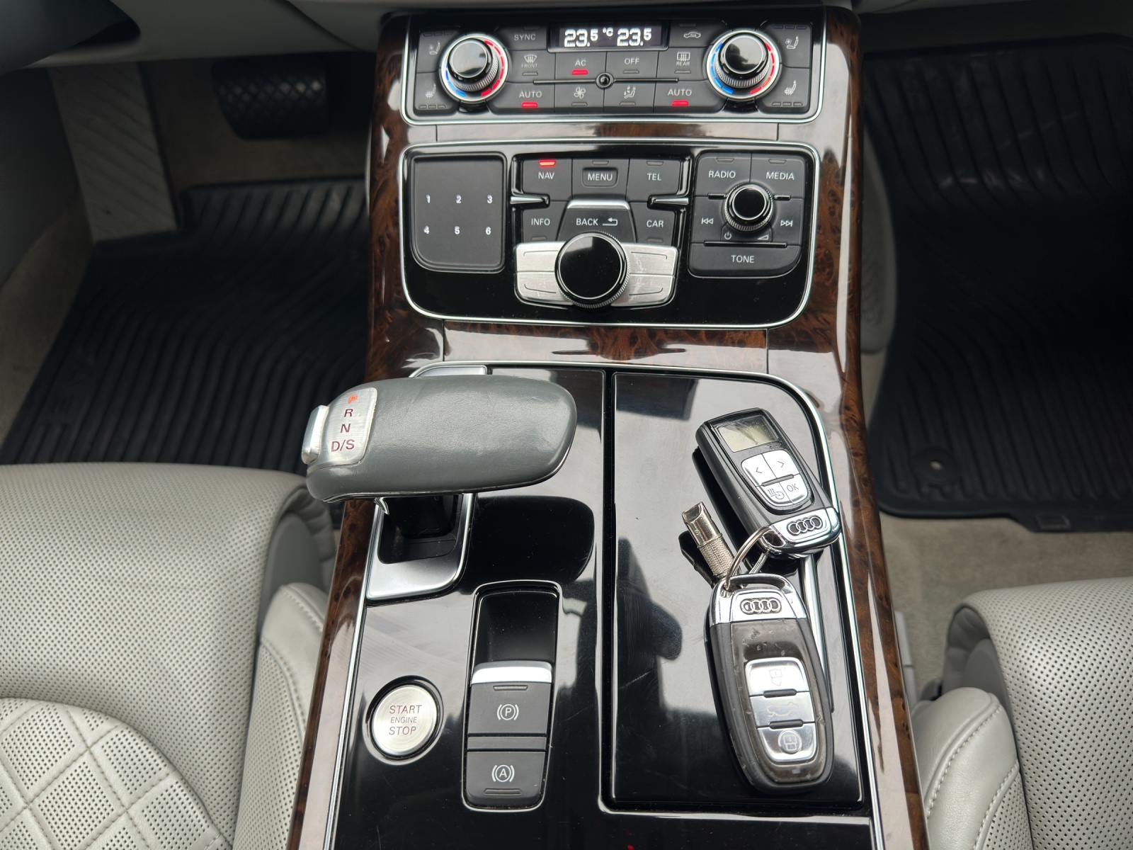 AUDI A8 4.2 TDI-image-11