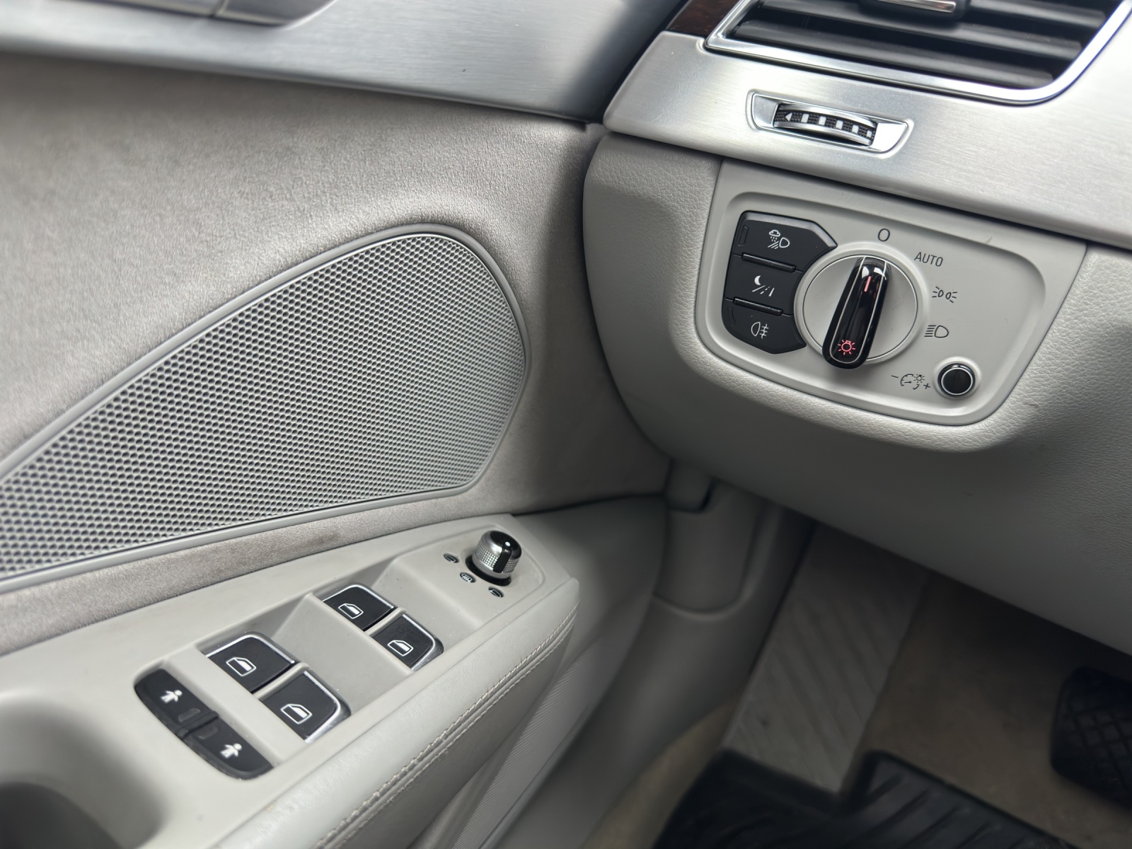 AUDI A8 4.2 TDI-image-15