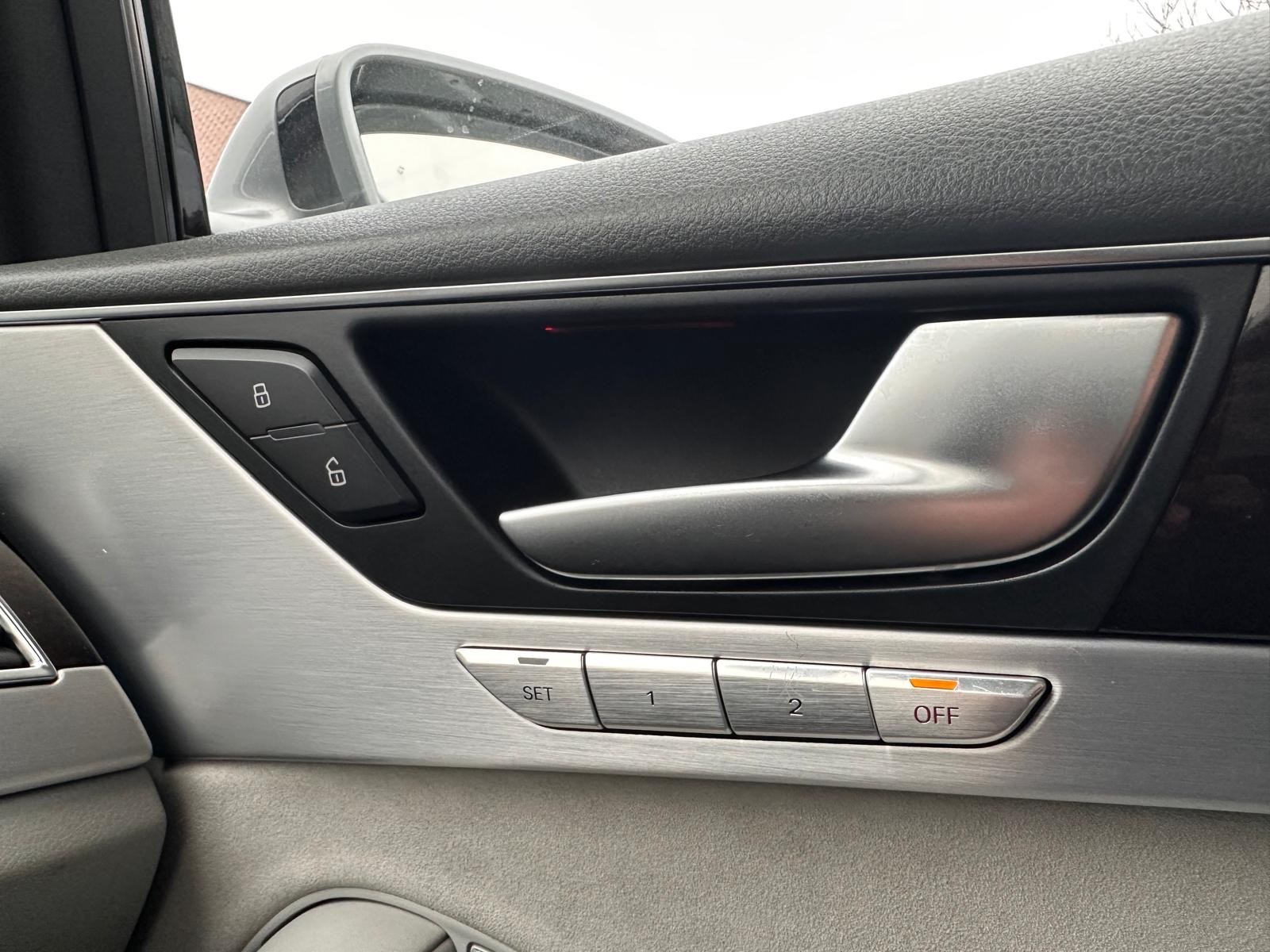 AUDI A8 4.2 TDI-image-24