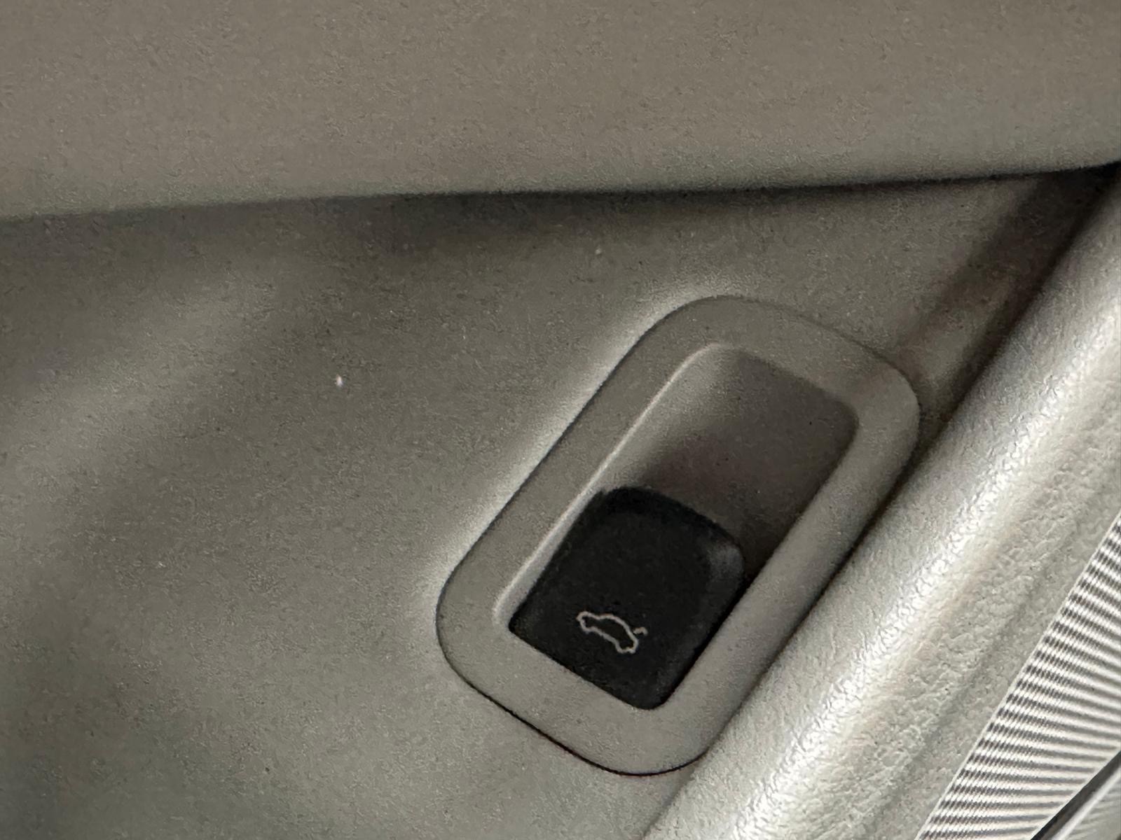 AUDI A8 4.2 TDI-image-28