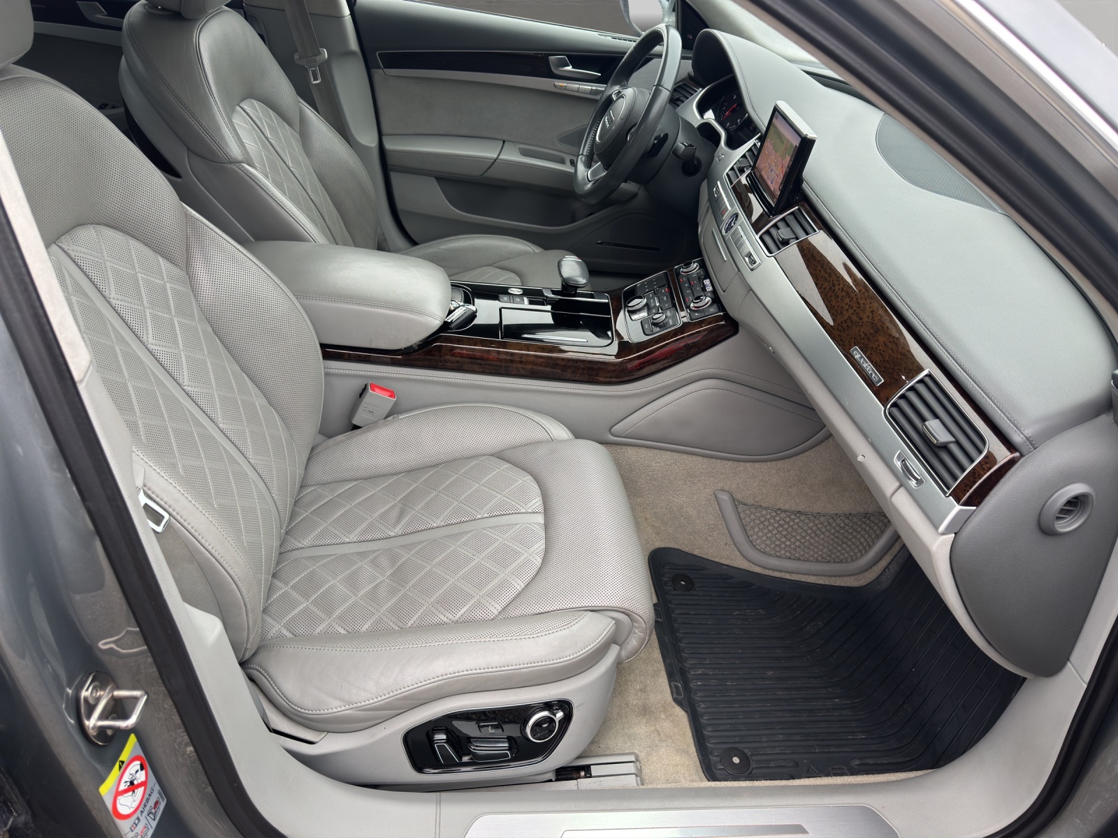 AUDI A8 4.2 TDI-image-10
