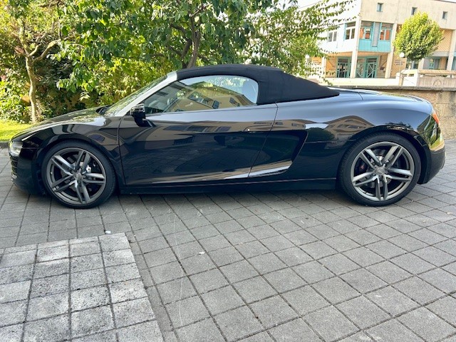 AUDI R8-image-1