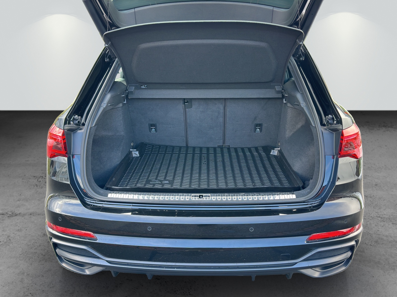 AUDI Q3 35 TDI S line Attraction quattro S-tronic-image-9
