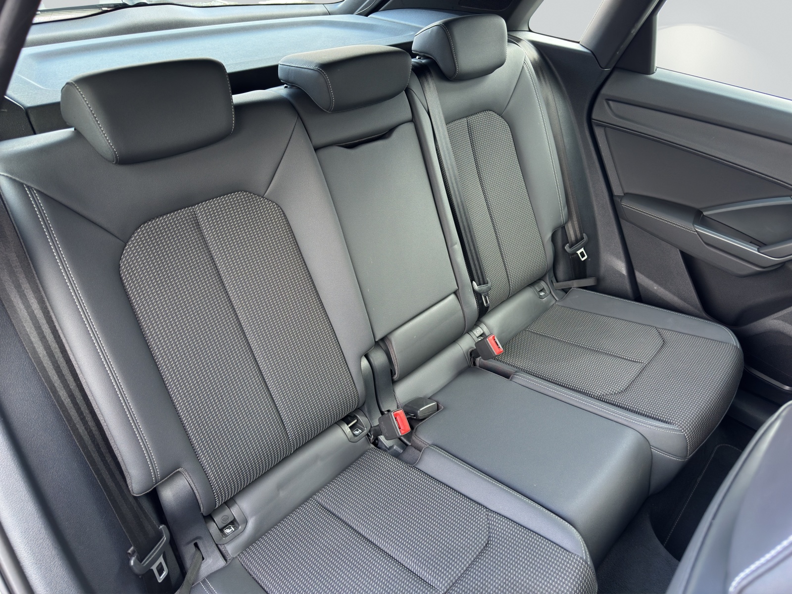 AUDI Q3 35 TDI S line Attraction quattro S-tronic-image-8