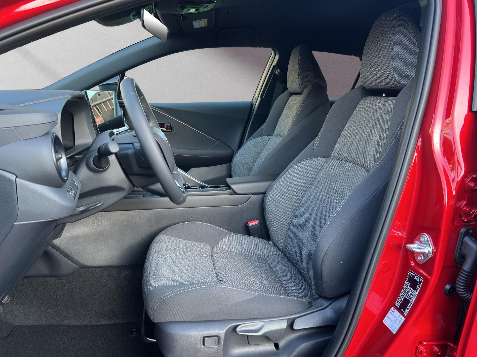 TOYOTA C-HR 2.0 HEV Swiss Edition 4x4-image-10
