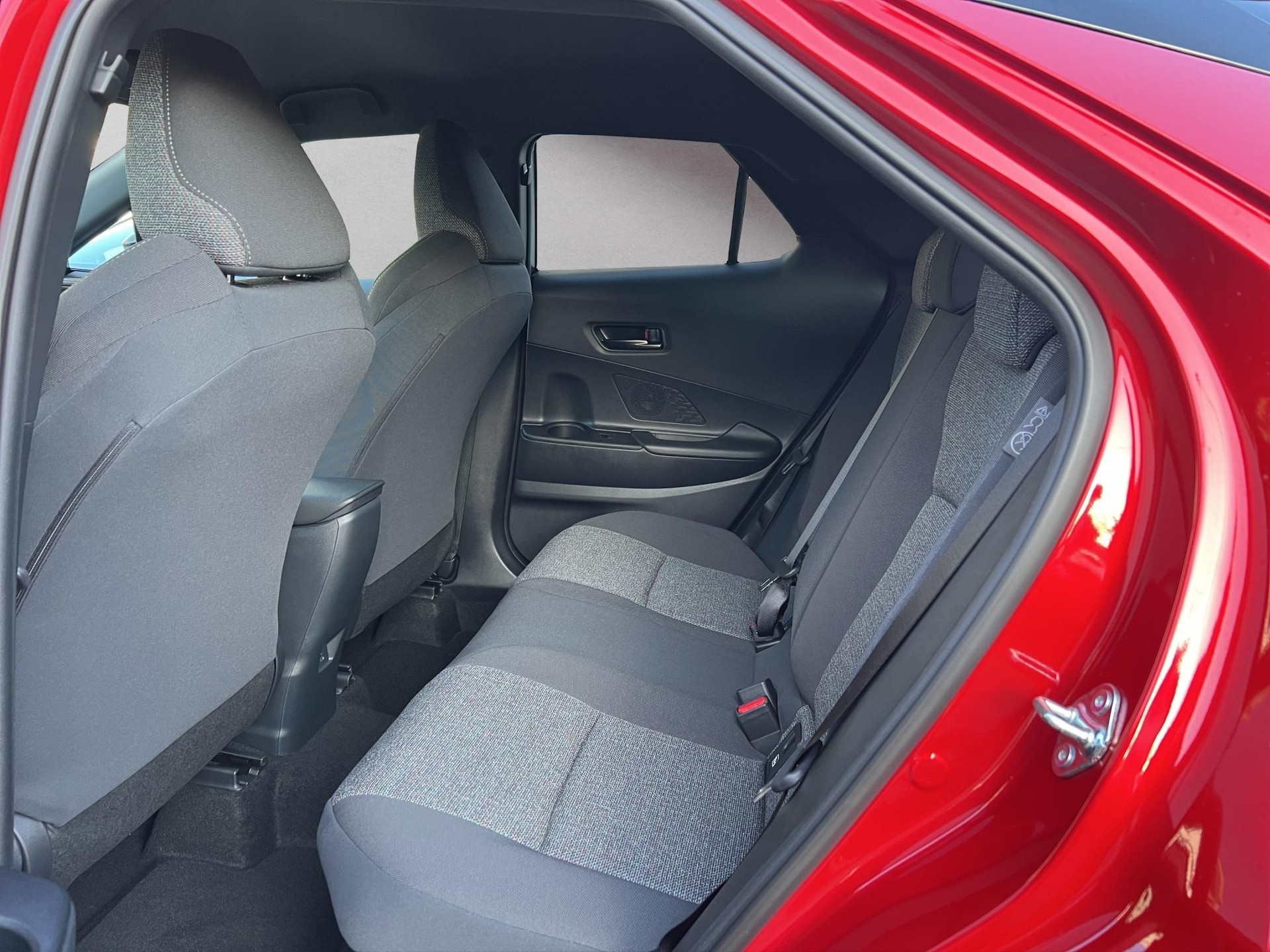 TOYOTA C-HR 2.0 HEV Swiss Edition 4x4-image-8