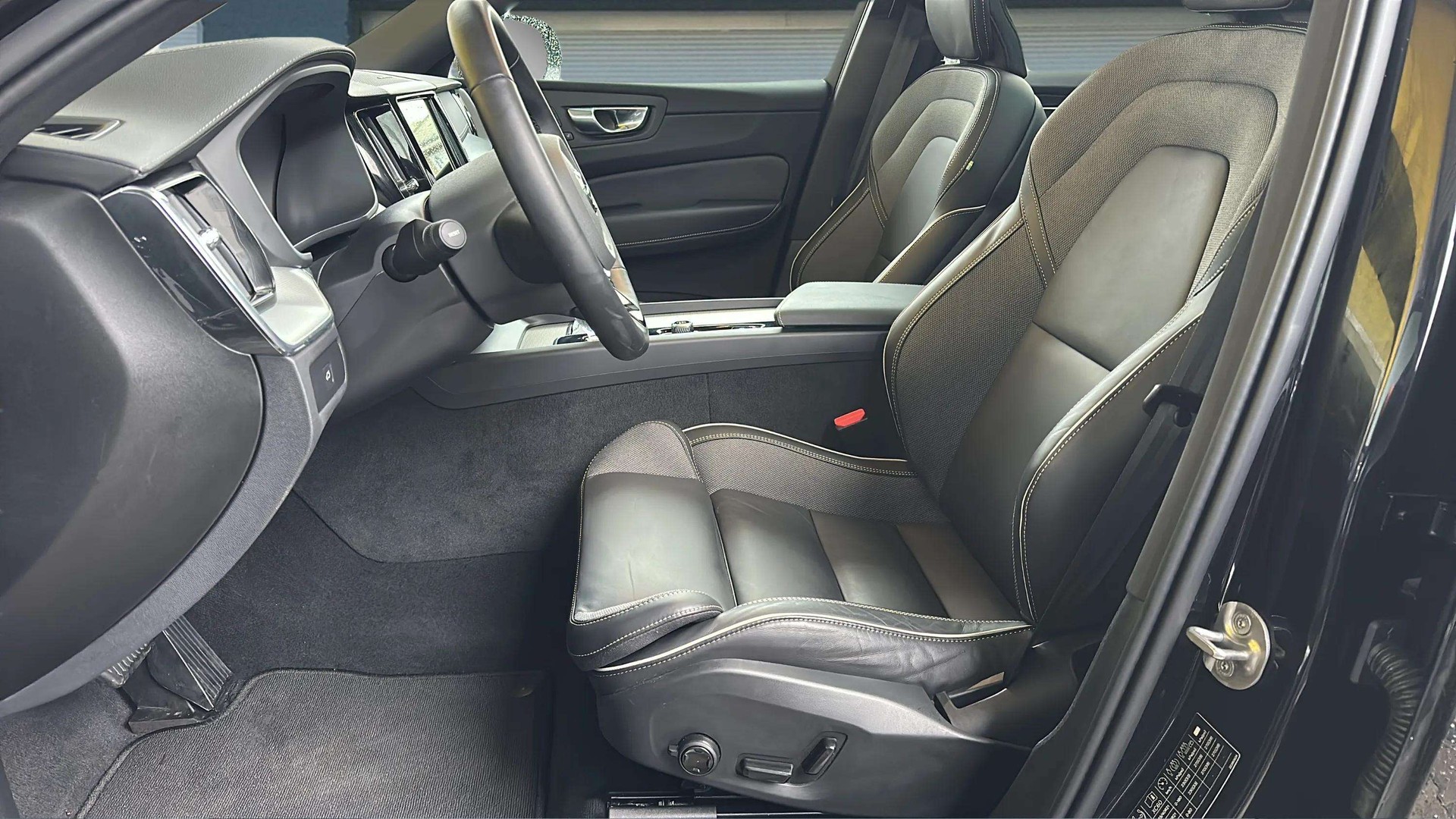 VOLVO XC60 B5 Benzin Mild Hybrid AWD Ultra Dark Geartronic mit AHK & Panoramadach & 5J Werksgarantie-image-10