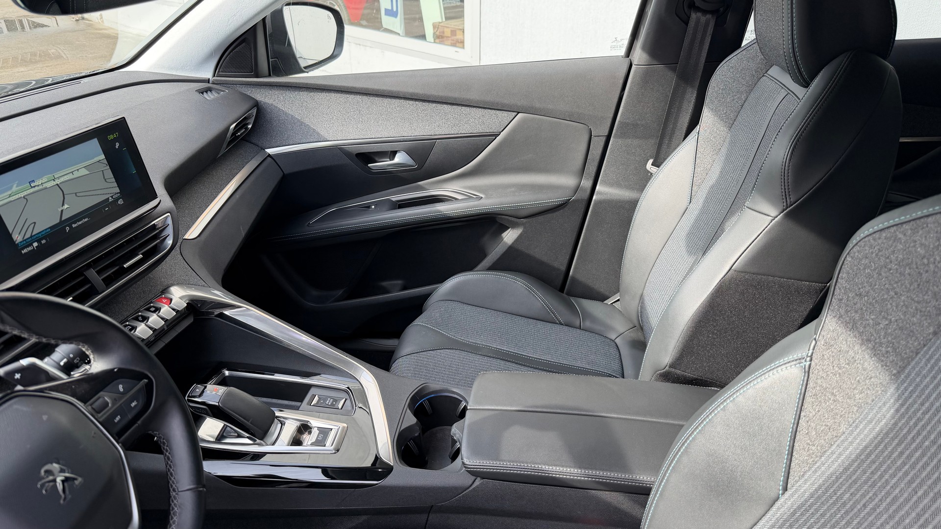 PEUGEOT 3008 225e Hybrid2 Allure Pack EAT8-image-7