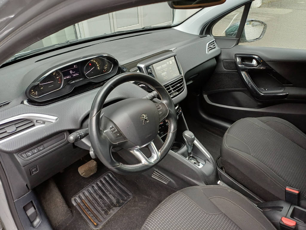 PEUGEOT 208 1.2 PureTech Allure S/S-image-4