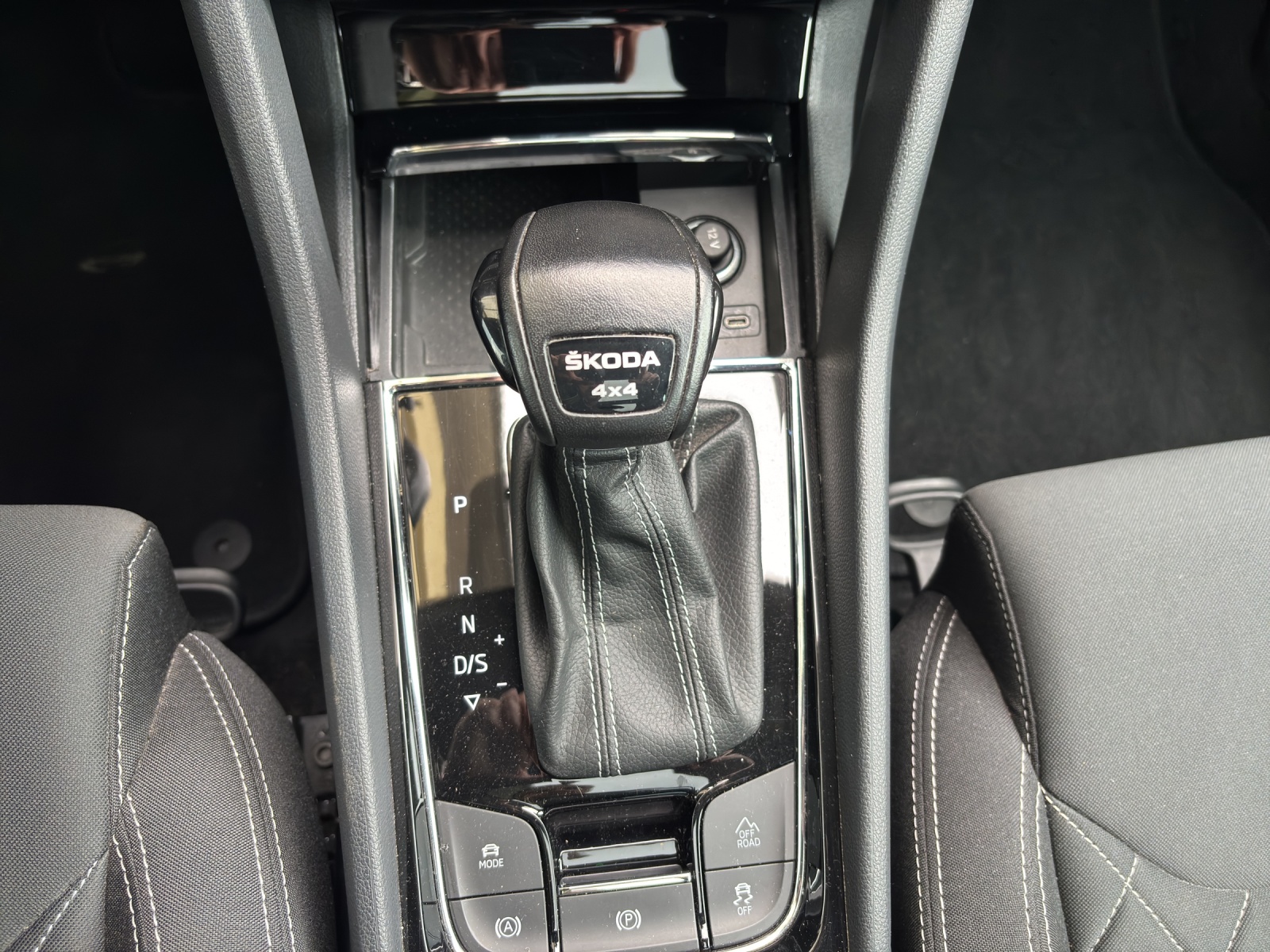 SKODA New Karoq 2.0 TSI SportLine 4x4 DSG mit Panorama-Ausstell-/Schiebedach-image-17