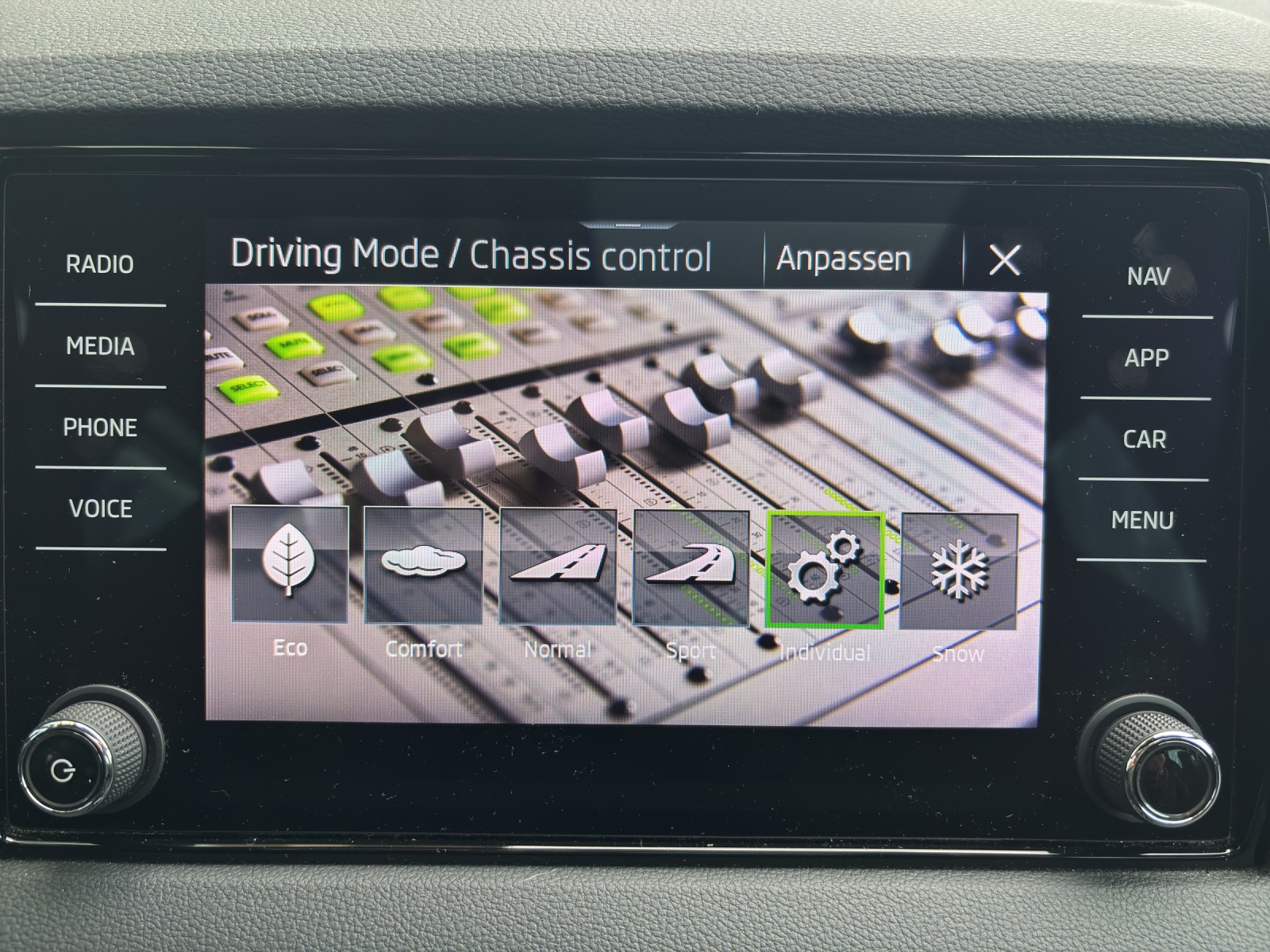 SKODA New Karoq 2.0 TSI SportLine 4x4 DSG mit Panorama-Ausstell-/Schiebedach-image-24