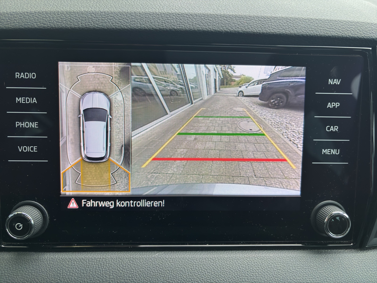 SKODA New Karoq 2.0 TSI SportLine 4x4 DSG mit Panorama-Ausstell-/Schiebedach-image-18