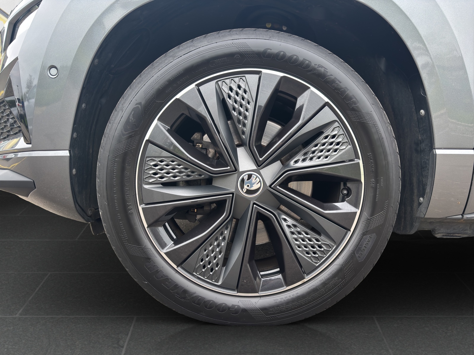 SKODA New Karoq 2.0 TSI SportLine 4x4 DSG mit Panorama-Ausstell-/Schiebedach-image-10