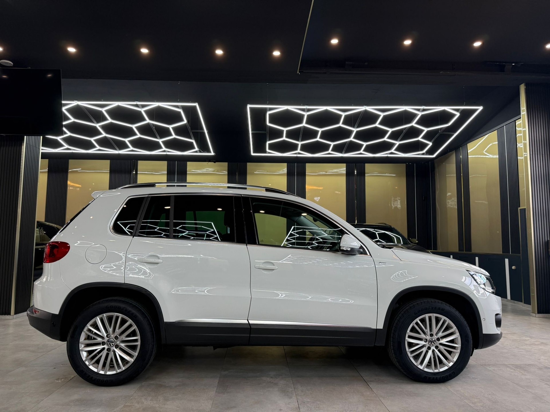 VW Tiguan 2.0 TDI BMT Cup R-Line DSG-image-3
