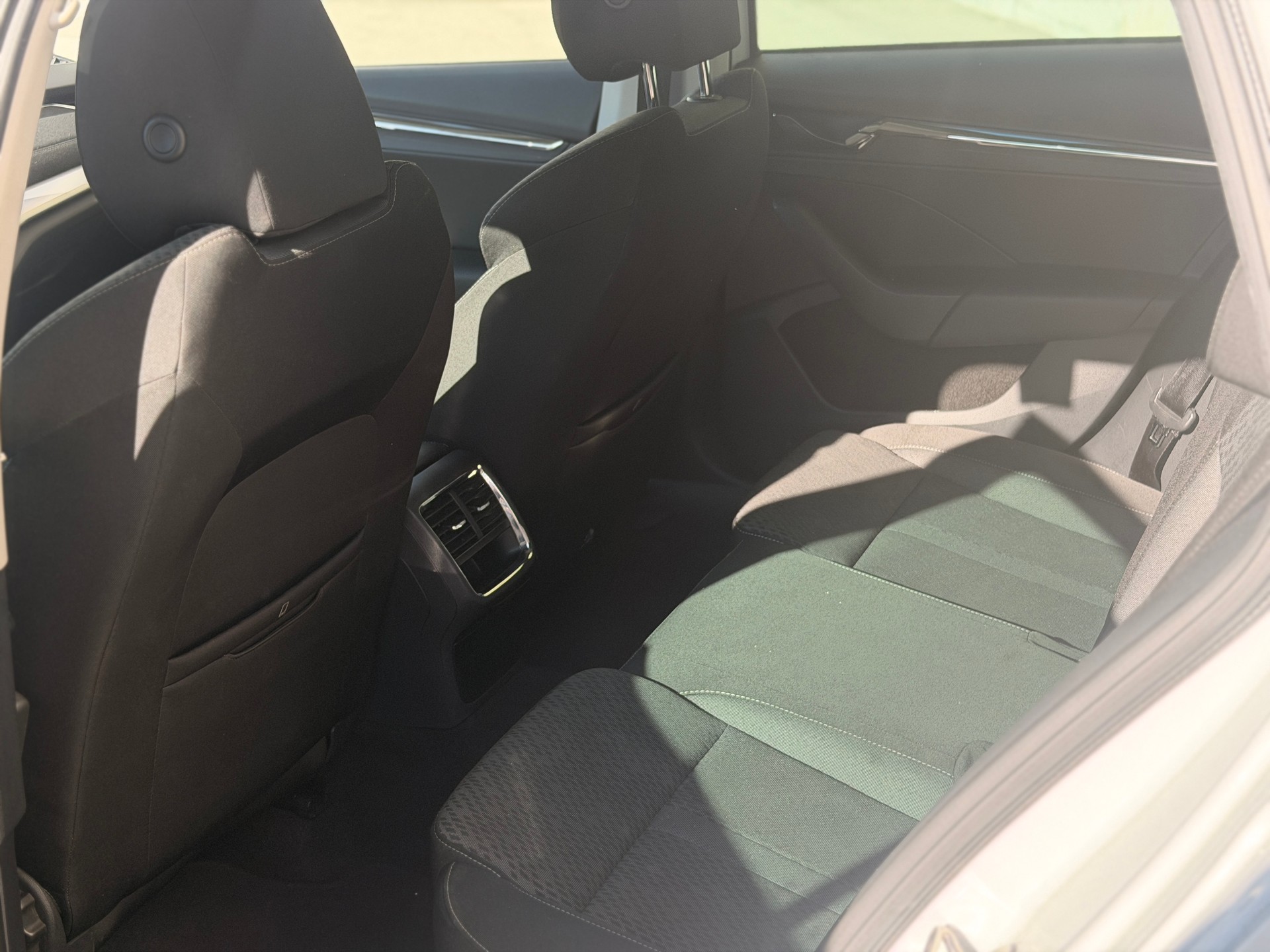 SKODA Octavia Combi 2.0 TDI DSG Style 4x4-image-18