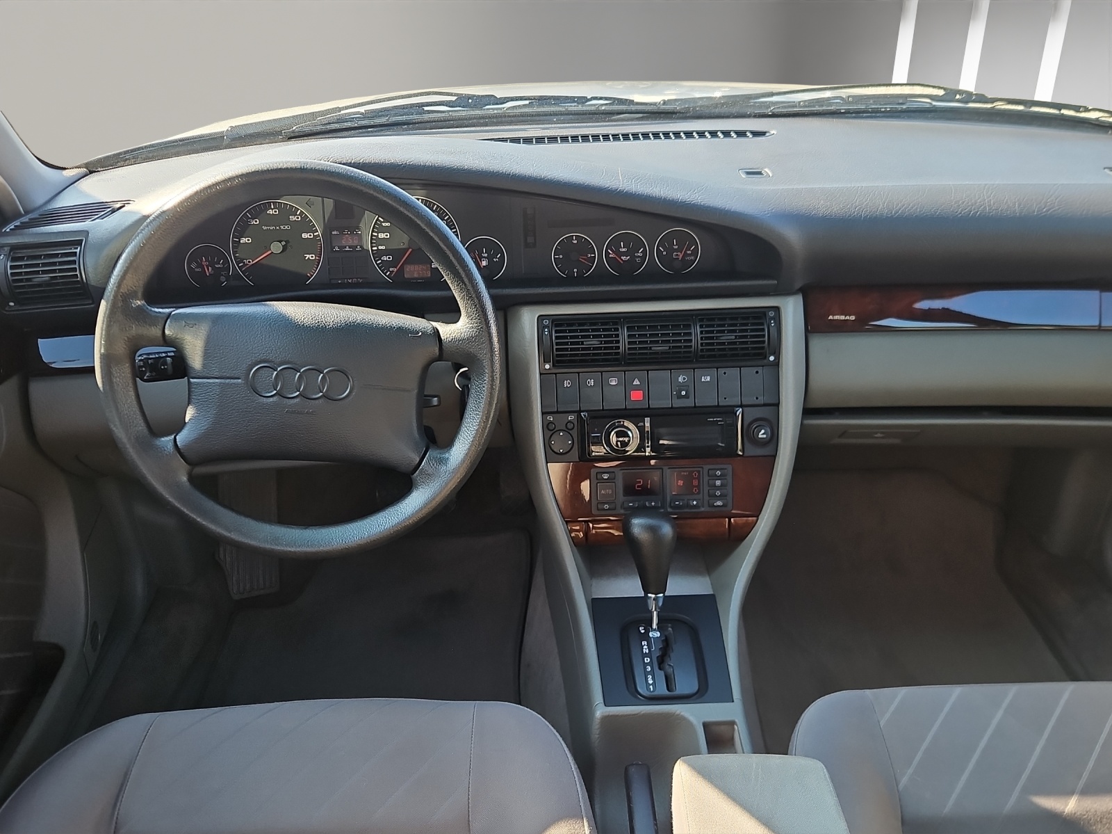 AUDI A6 Avant 2.8 E 30V-image-10