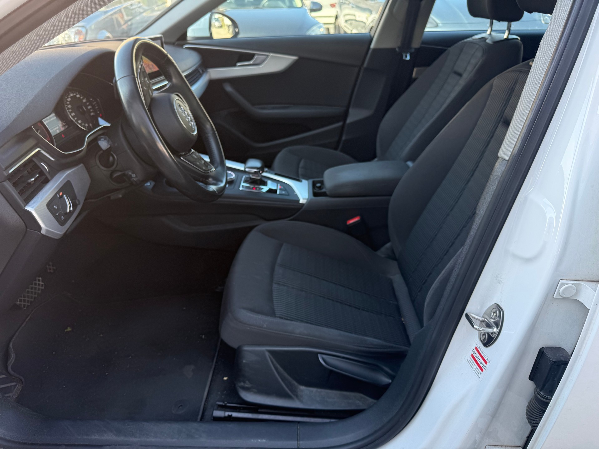 AUDI A4 Avant 2.0 TDI S-tronic-image-9