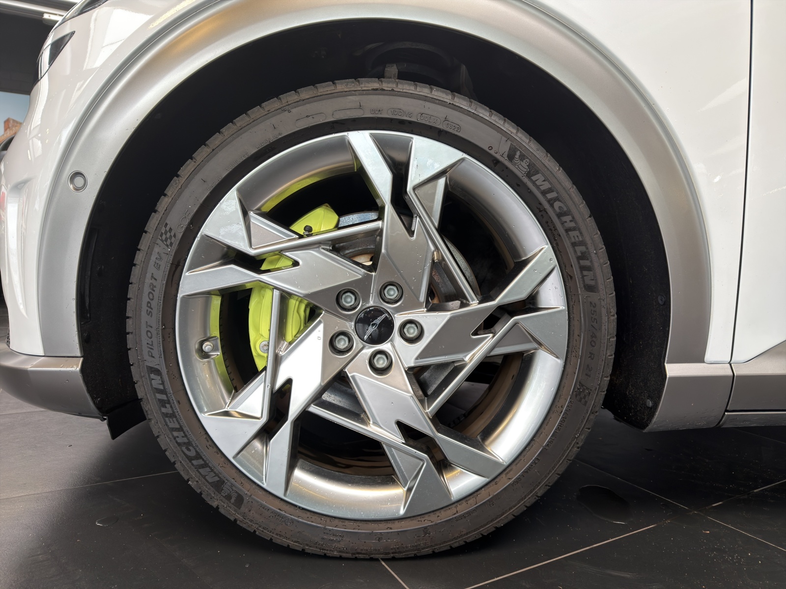 GENESIS GV60 77.4 kWh Sport Plus AWD-image-14