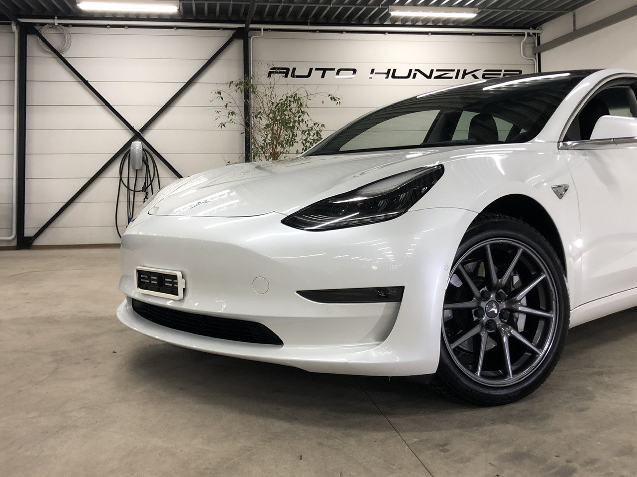 TESLA Model 3 Long Range Dual Motor AWD / Enhanced Autopilot-showroom-element-2