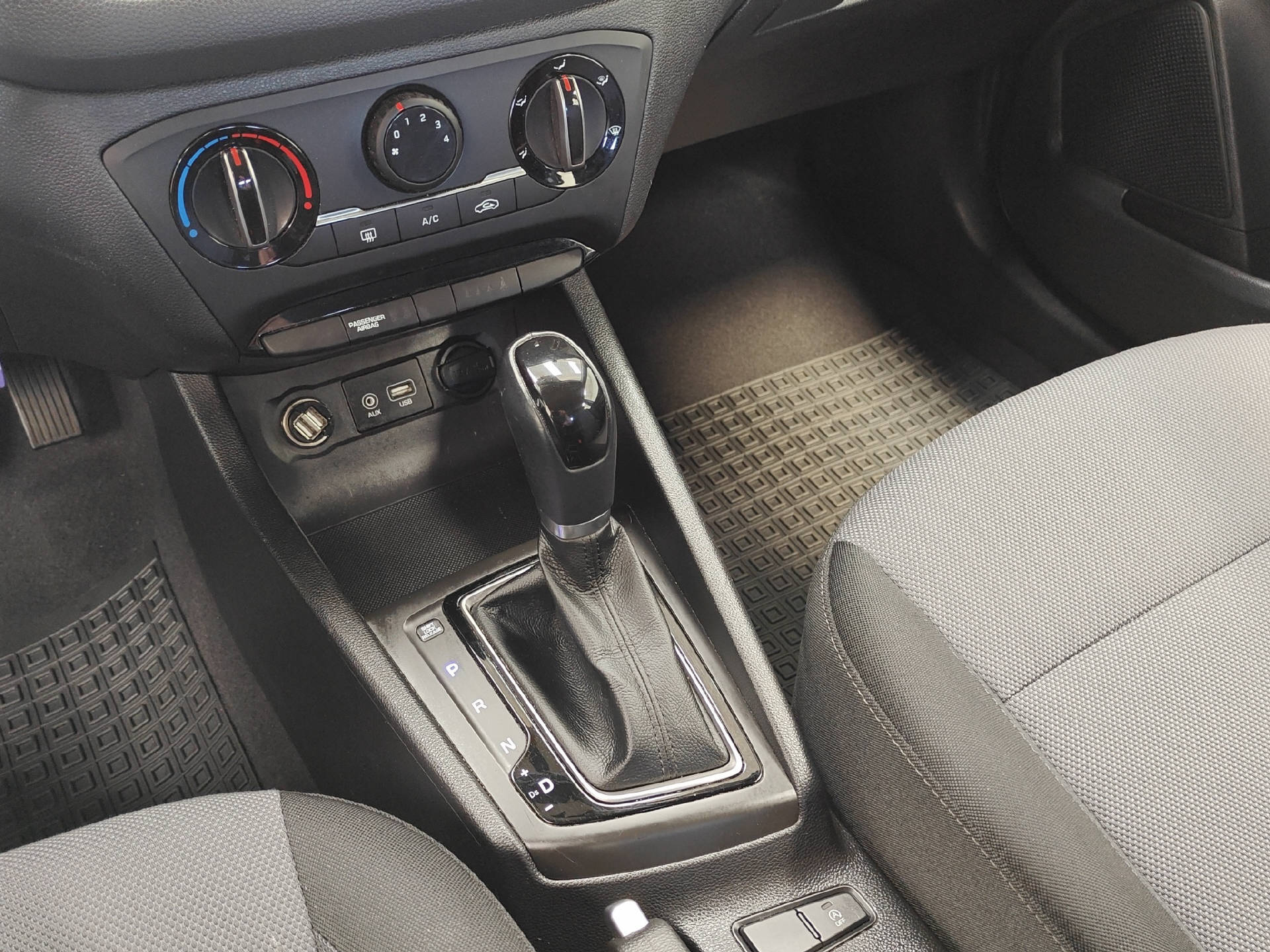 HYUNDAI i20 1.0 T-GDi Amplia-image-14