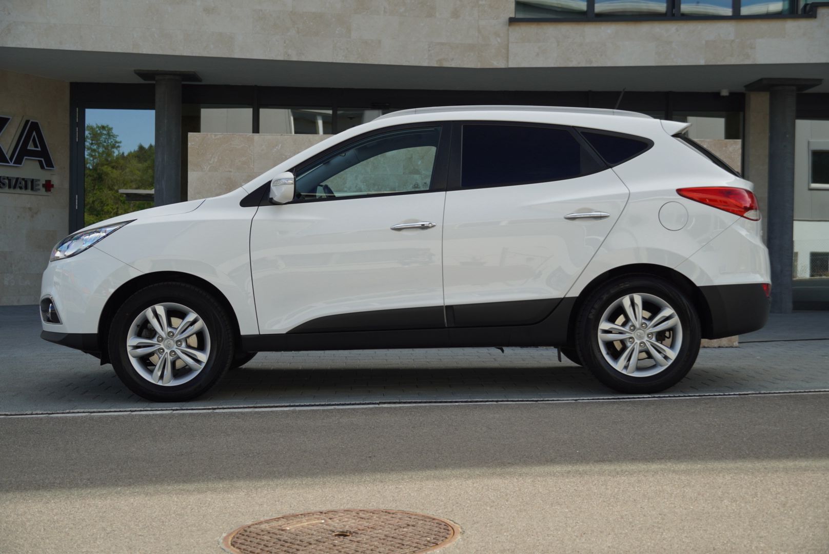 HYUNDAI iX 35 2.0 Premium 4WD Automatic-image-7
