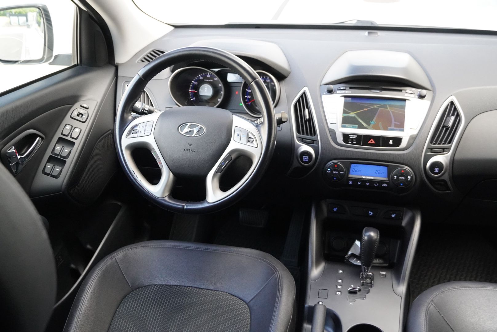 HYUNDAI iX 35 2.0 Premium 4WD Automatic-image-12