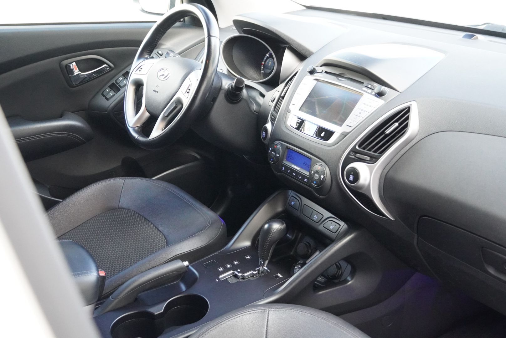 HYUNDAI iX 35 2.0 Premium 4WD Automatic-image-22