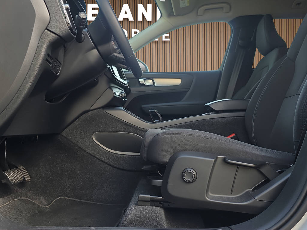 VOLVO XC40 2.0 B4 MH Momentum-image-11