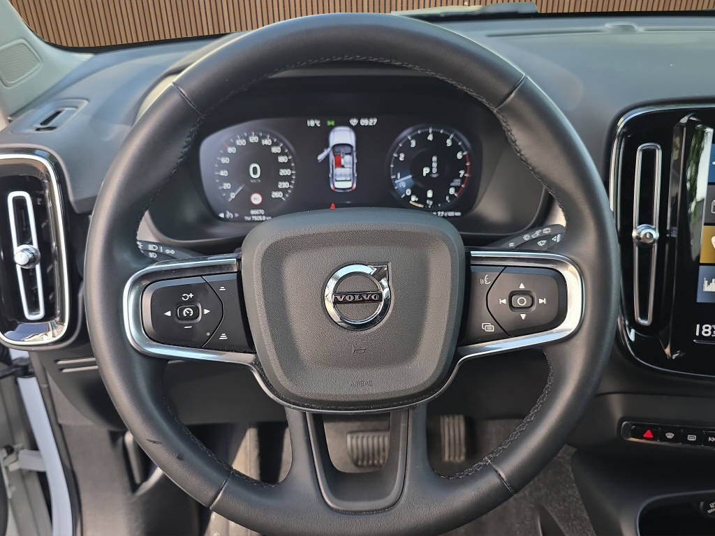 VOLVO XC40 2.0 B4 MH Momentum-image-16