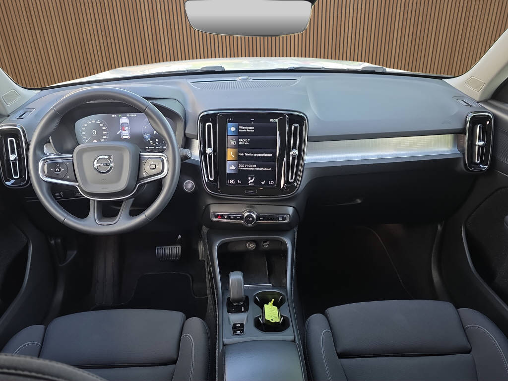 VOLVO XC40 2.0 B4 MH Momentum-image-18