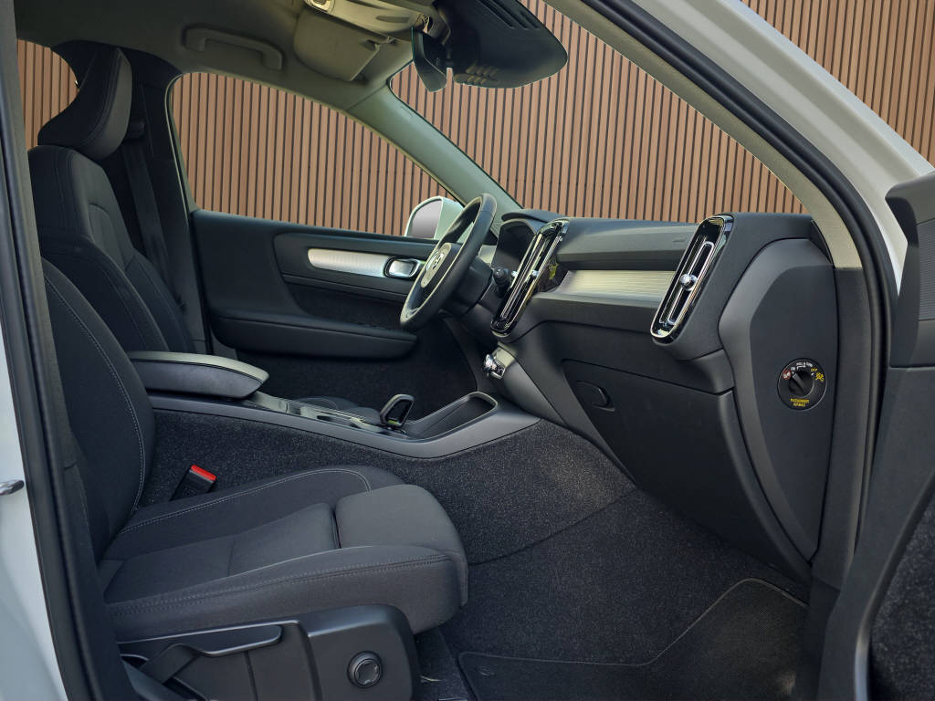 VOLVO XC40 2.0 B4 MH Momentum-image-13