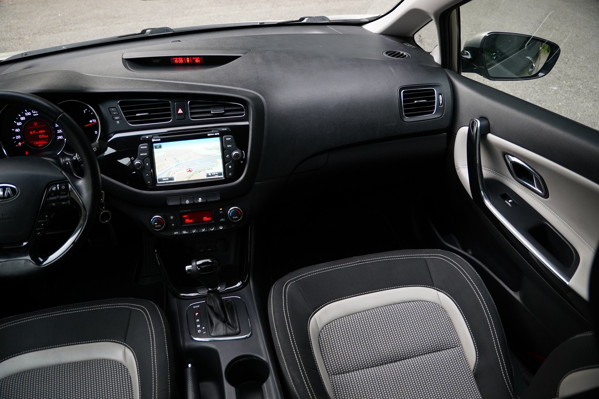 KIA Cee'd Sportswagon 1.6 GDi Style DCT-image-21