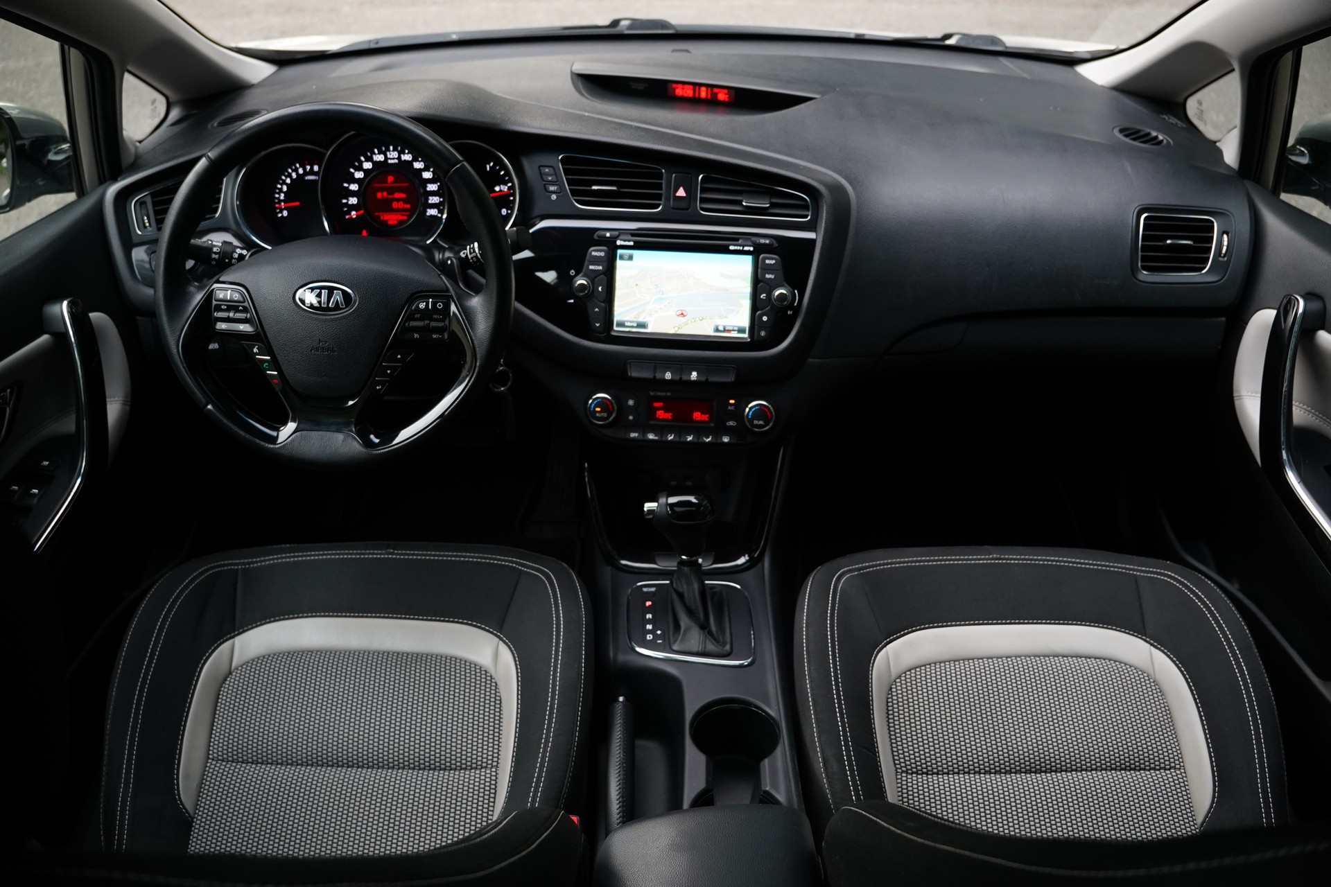 KIA Cee'd Sportswagon 1.6 GDi Style DCT-image-13
