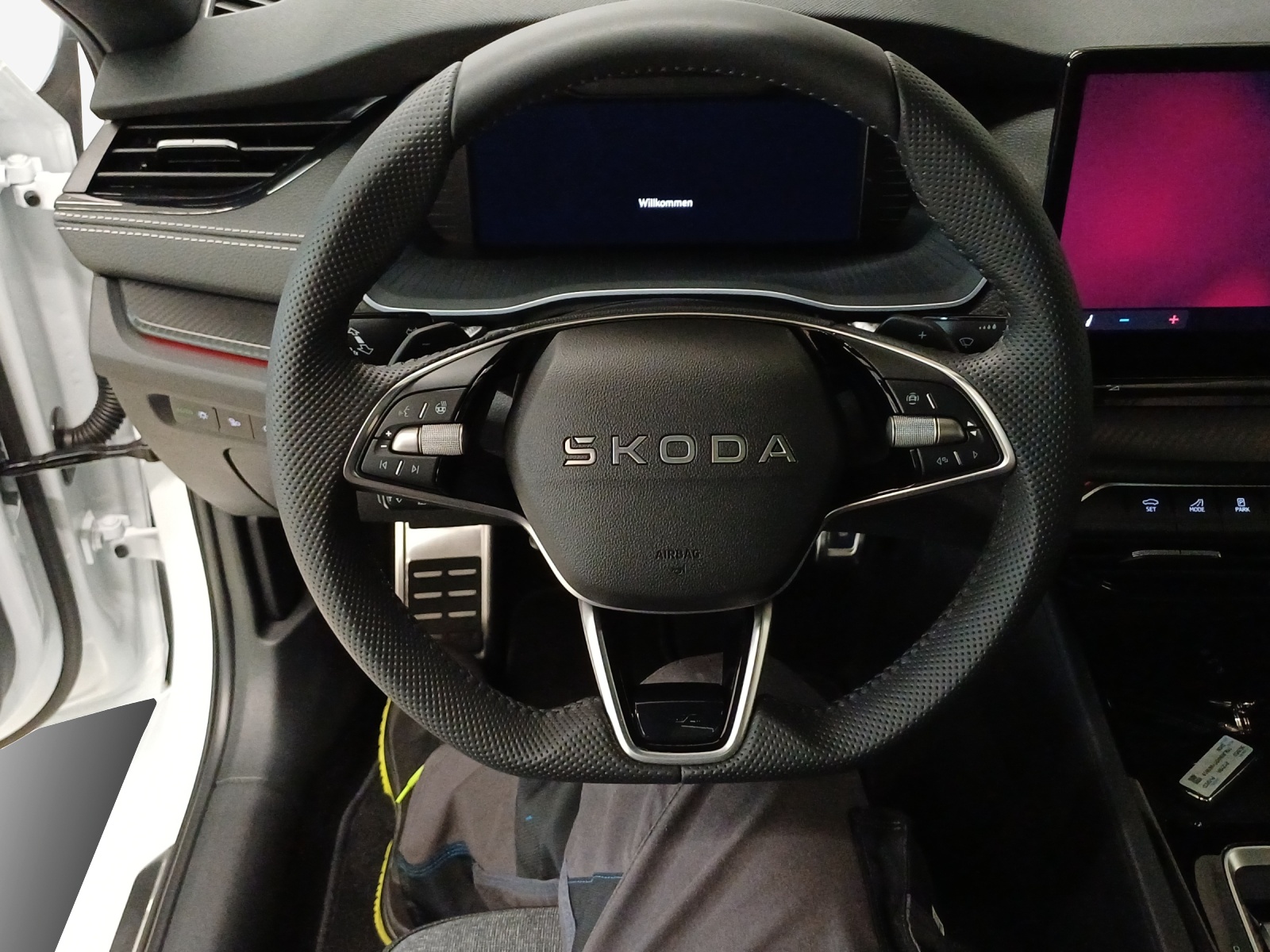 SKODA Octavia Combi 1.5 TSI mHEV DSG Sport Line-image-9