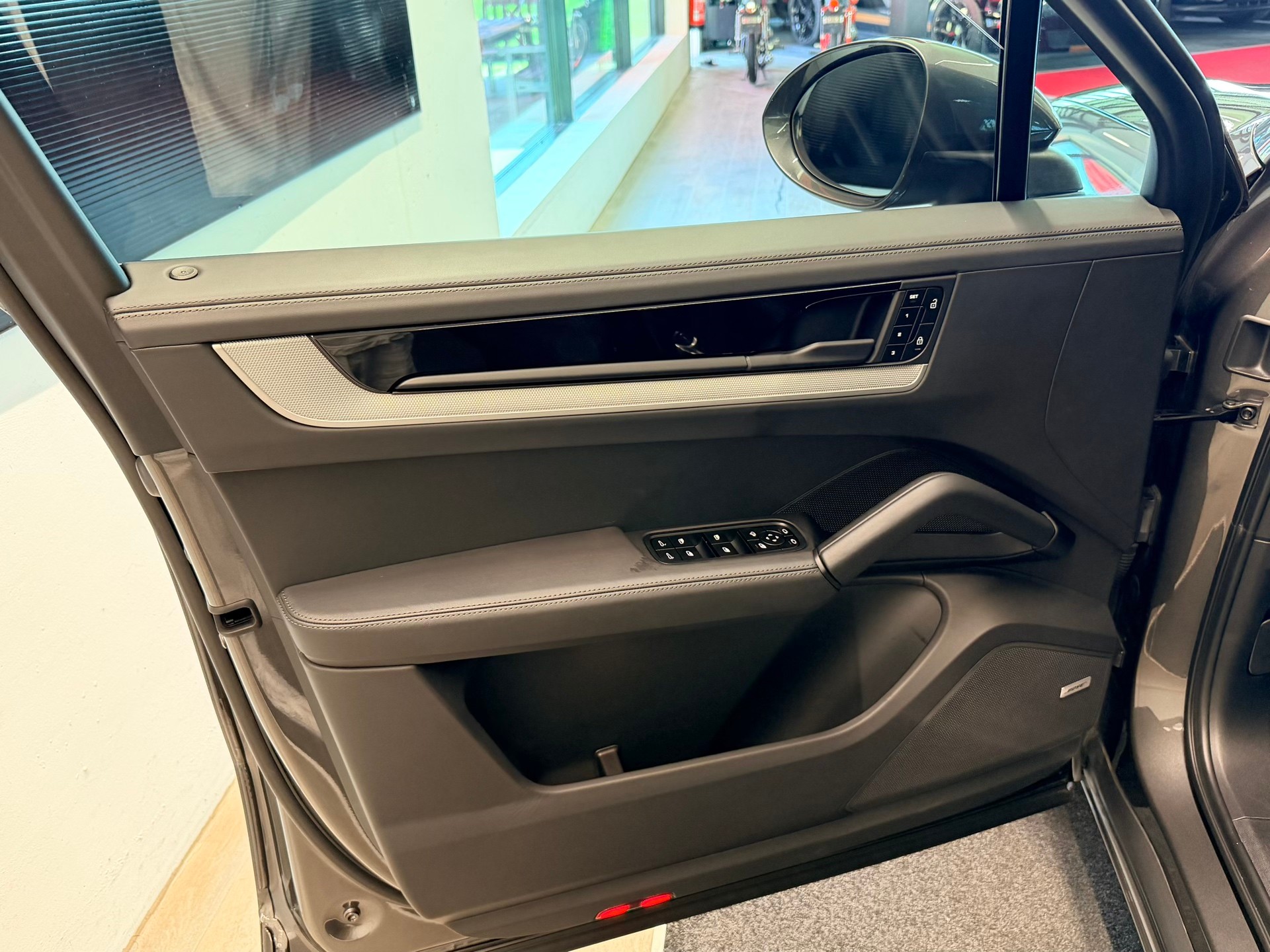 PORSCHE Cayenne S Tiptronic-image-13
