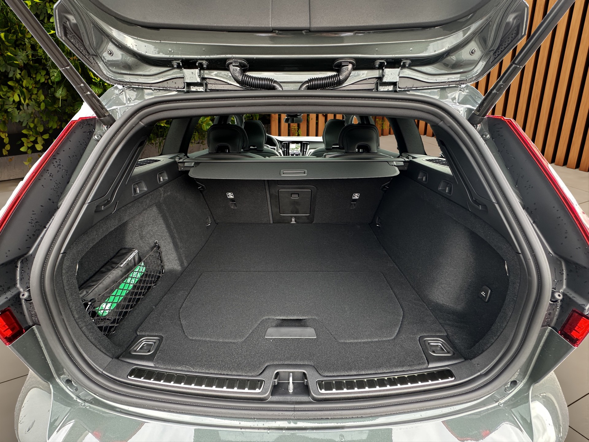VOLVO V60 2.0 T8 TE Ultra Dark eAWD-image-15