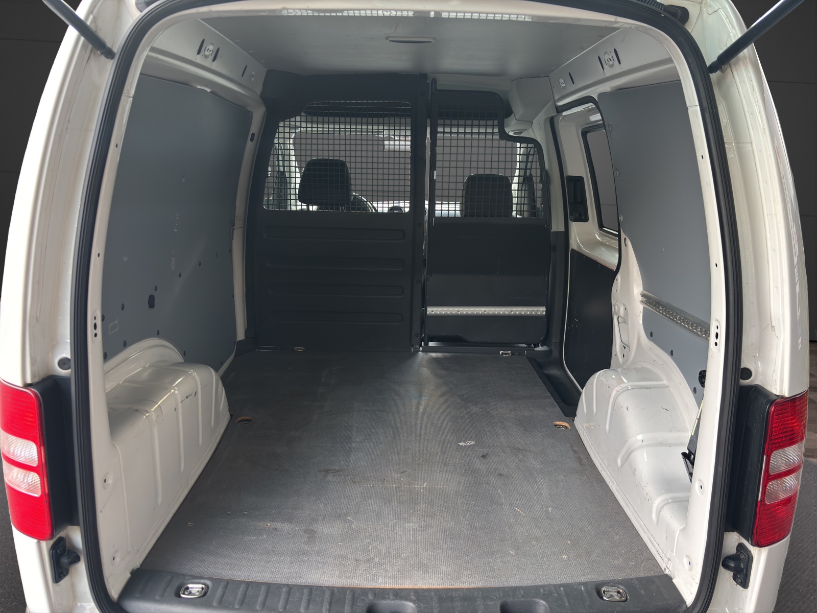 VW Caddy 1.6 TDI-image-11