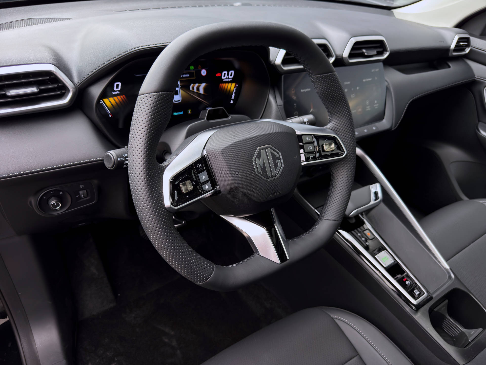 MG ZS 1.5 Hybrid+ Luxury Sunroof-image-14
