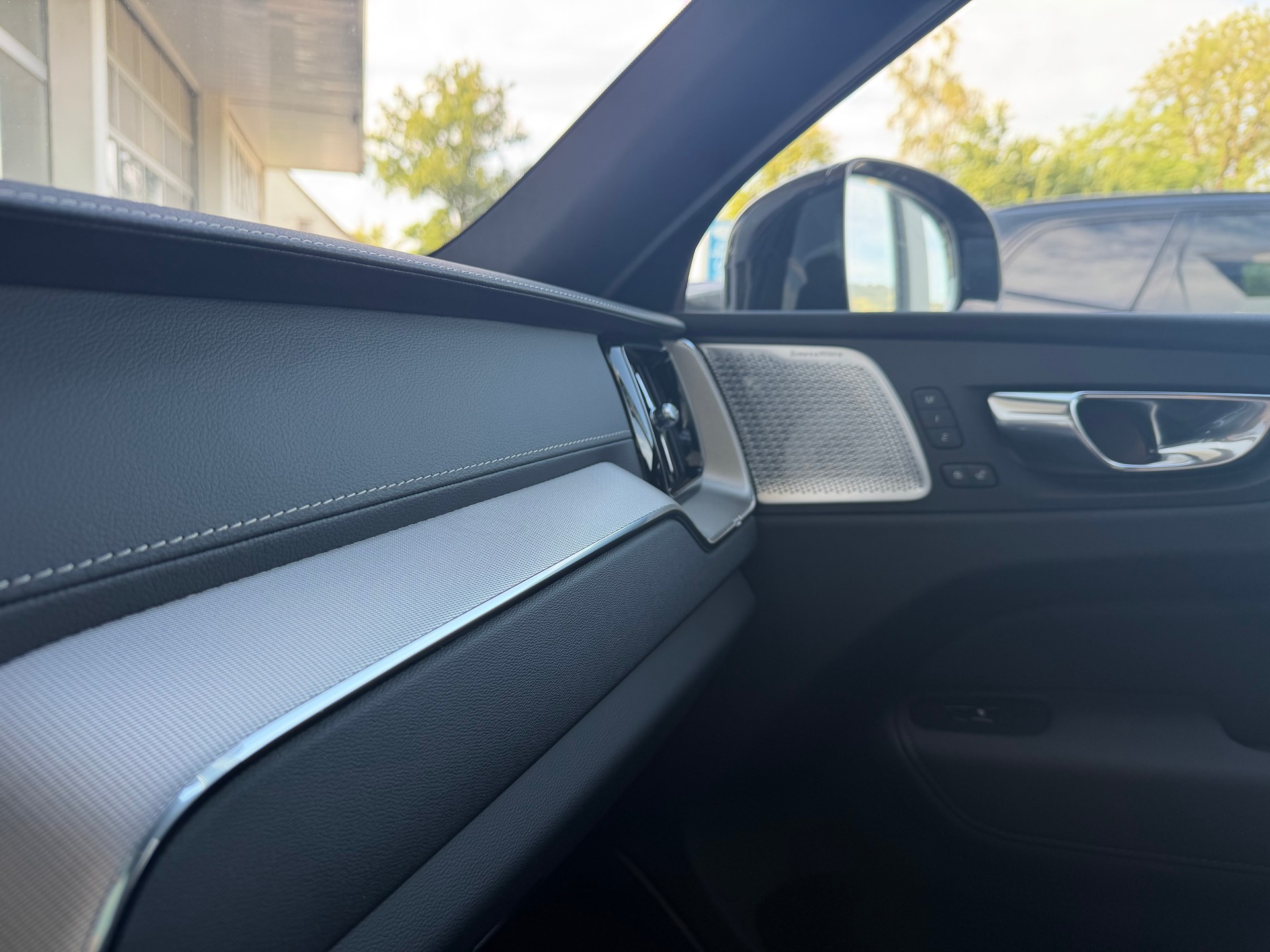 VOLVO XC60 T8 eAWD Ultra Dark Geartronic-image-13