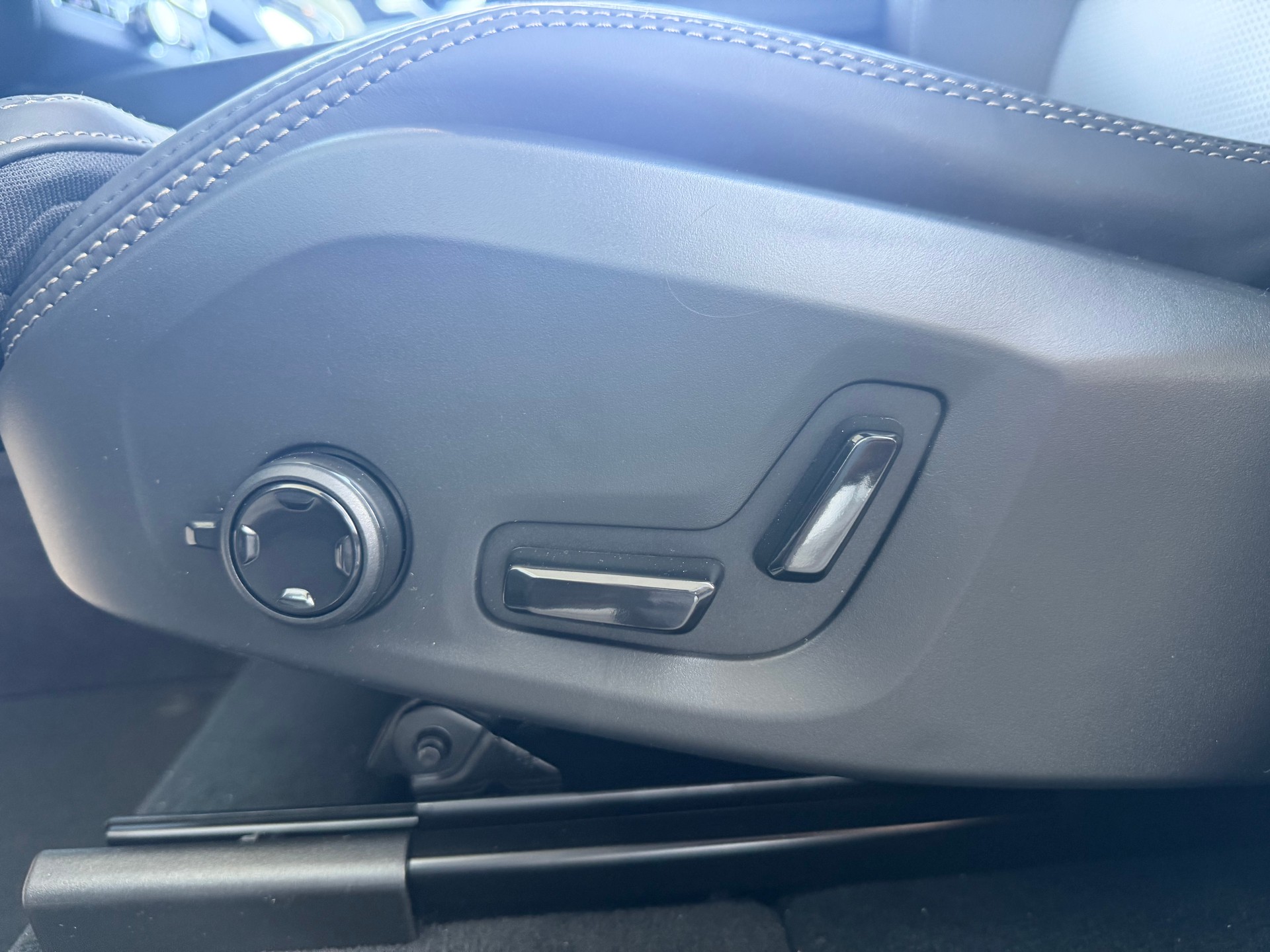 VOLVO XC60 T8 eAWD Ultra Dark Geartronic-image-4