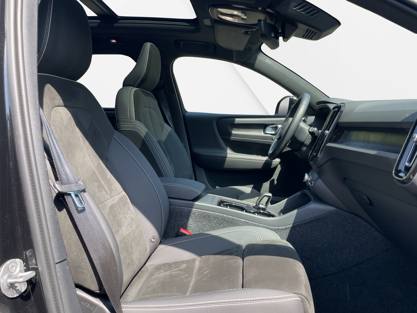VOLVO XC40 P8 Twin Ultimate AWD-image-16